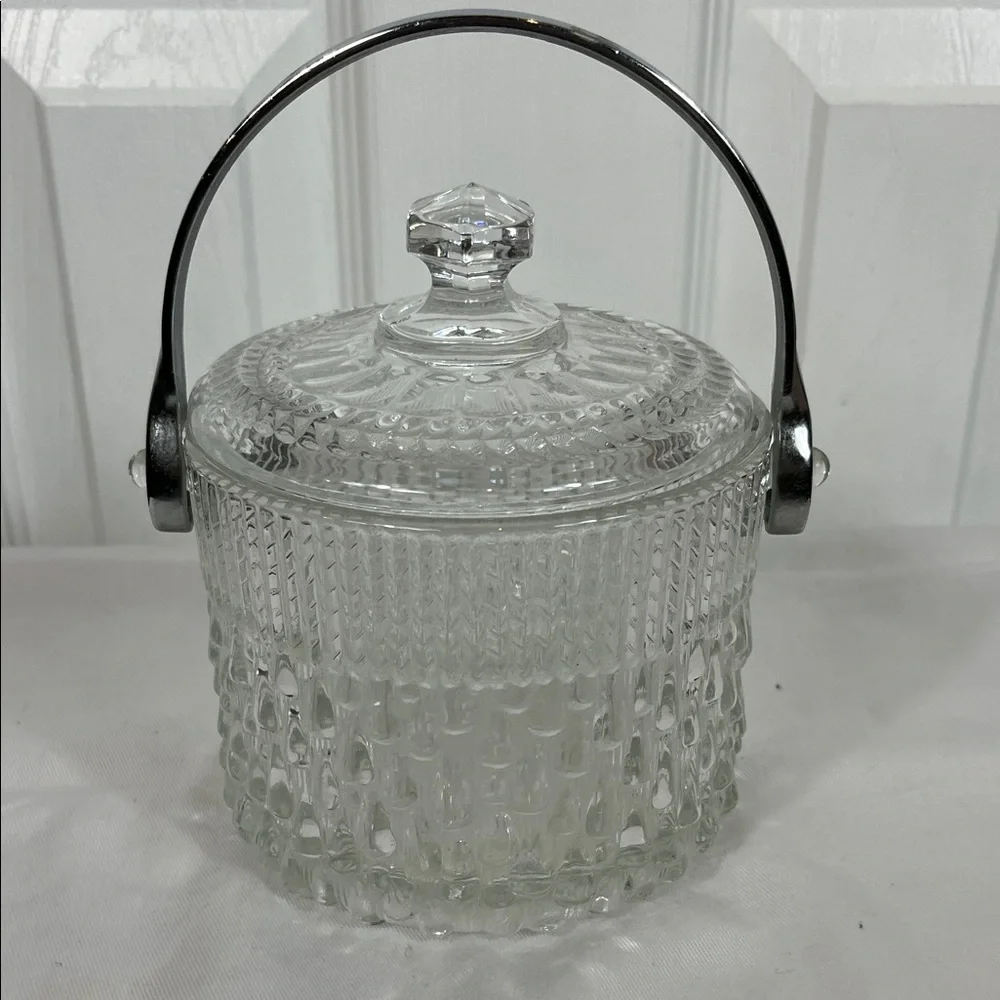 Vintage Art deco cut glass biscuit barrel jar or ice bucket. Has lid and handle